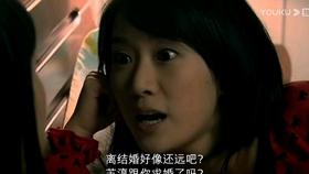 连云港东海县桃林镇一轿车坠入河中，两人被困车中